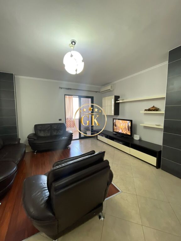 🏡 APARTAMENT ME QERA 2+1 – PRANE TREGUT TE FRUTA PERIMEVE 