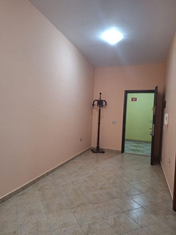 🏡 Apartament 1+1 me qera (jepet dhe per biznes)  📍Kodra e Diellit, Rruga Shkëlqim Fusha  🏢 Kati 2 (banim)  🛗 Me ashensor  📐 Siperfaqe neto: 110m2  ☀️ Me ballkon  💰 Çmimi: 43.000 Lekë/Muaj