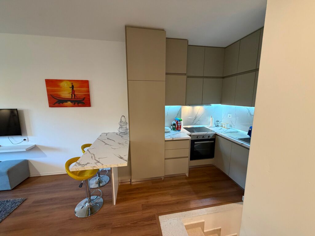 🏡 Jepet me qira apartament 2+1  📍 Ngjitur me Kodra e Diellit Residence 1 🏢 Pallat i ri, sapo i përfunduar ▪️ Kati 1  💰 Çmimi: 60.000 lekë/muaj