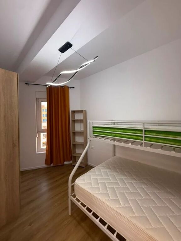 Ne zonen e Ali Demit,Rezidenca Kadiu jepet me qera apartament 2+1,i mobiluar.55,000Leke