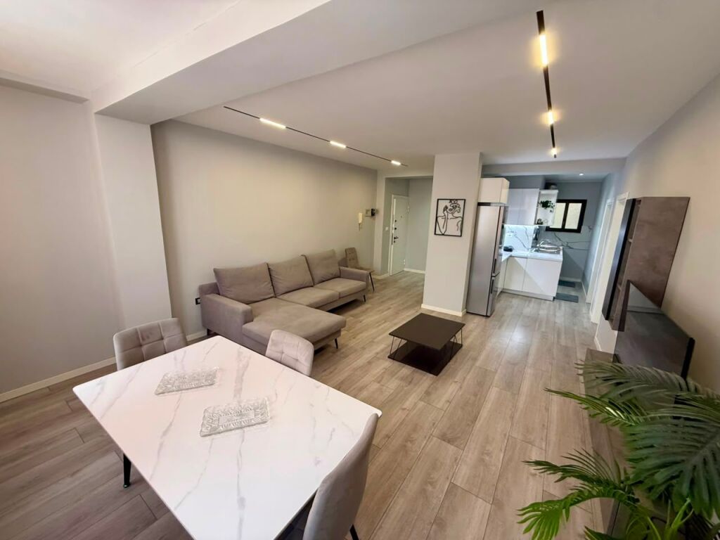 📣 SUPER RENT Apartment 2+1 📍 Near 21-Dhjetorit 🛣️ Street “Frosina Plaku” ✨ 💶 Price 80,000 Leke/Month