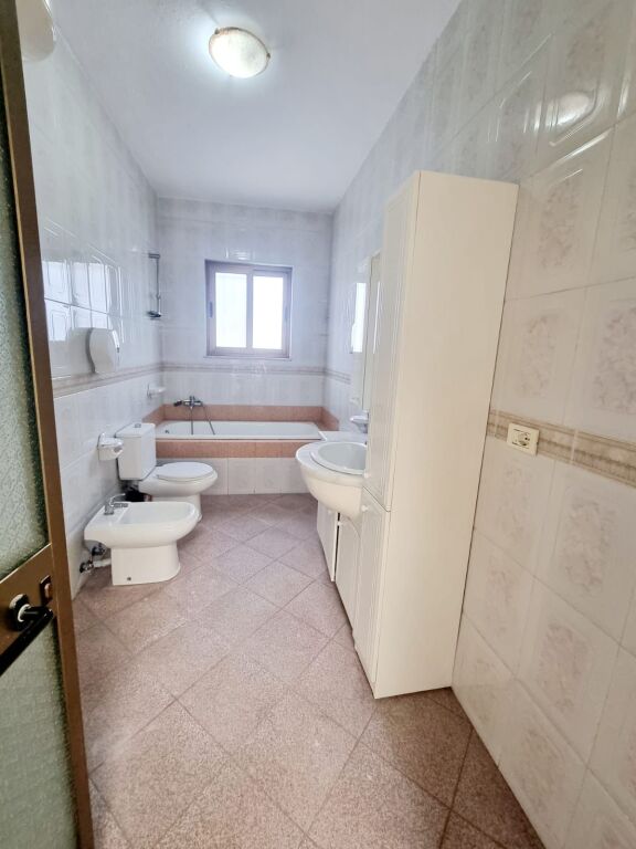 🏡 JEPET ME QIRA VILË 3-KATËSHE PRANË XHAMLLIKUT – Porcelan