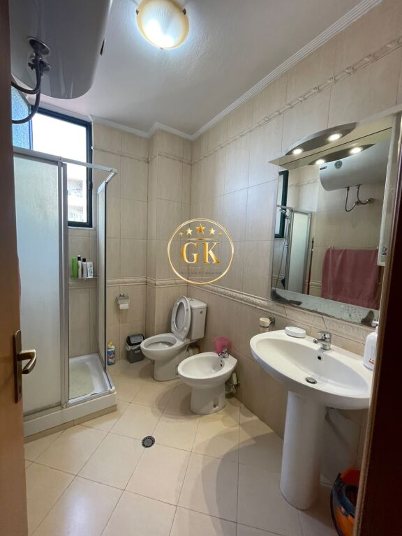 🏡 APARTAMENT ME QERA 2+1 – PRANE TREGUT TE FRUTA PERIMEVE 