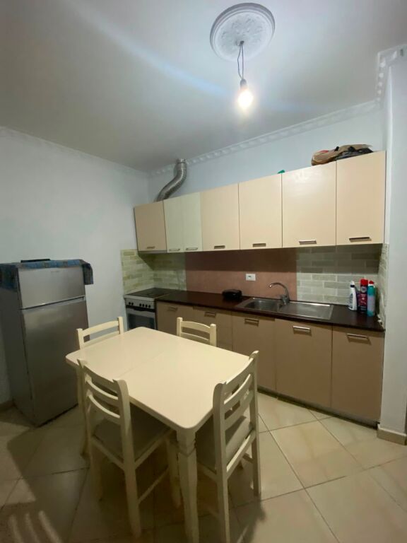 Jepet me qira apartament 2+1+Post Parkimi ne Astir