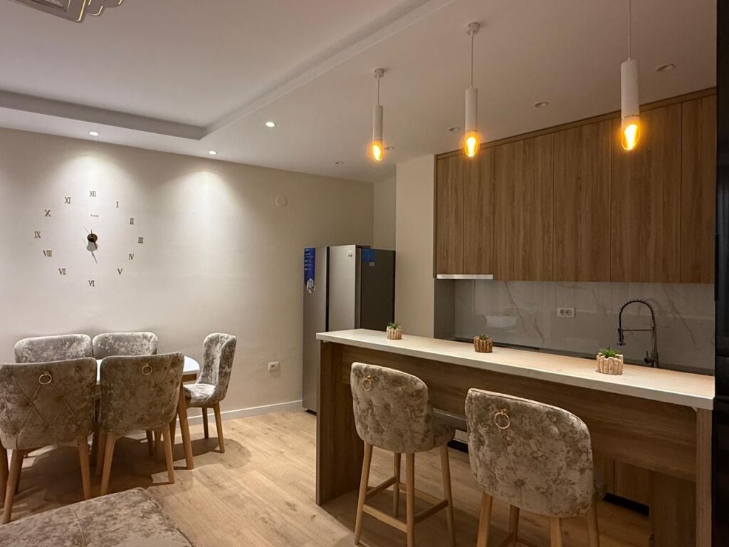 Jepet me qira 2+1+🅿️Parkim prane Radisson ,🏷️80.000Leke ,Liqeni i Thate