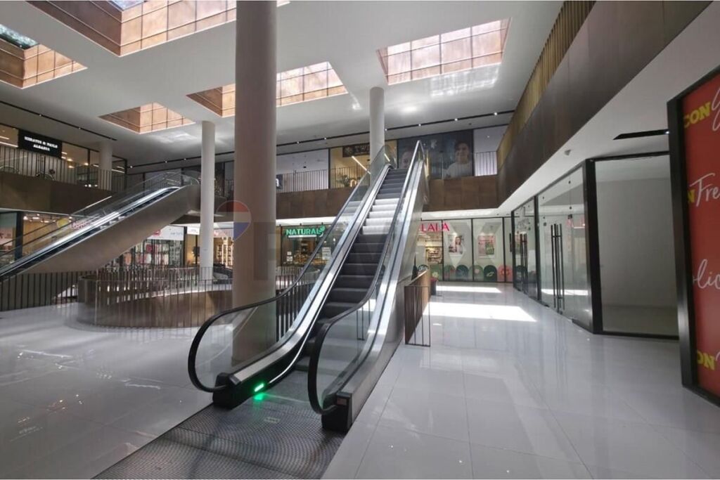SHOP FOR RENT AT GARDEN BUILDING!
