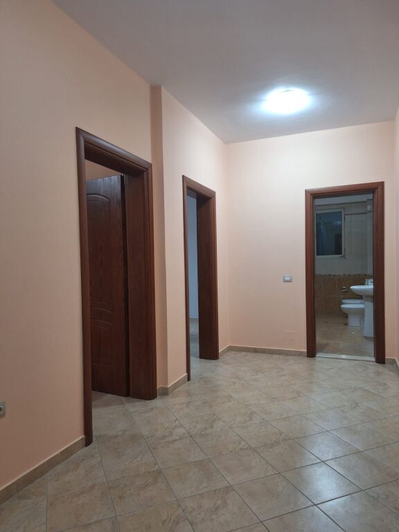 🏡 Apartament 1+1 me qera (jepet dhe per biznes)  📍Kodra e Diellit, Rruga Shkëlqim Fusha  🏢 Kati 2 (banim)  🛗 Me ashensor  📐 Siperfaqe neto: 110m2  ☀️ Me ballkon  💰 Çmimi: 43.000 Lekë/Muaj
