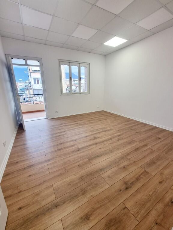 🏡 JEPET ME QIRA VILË 3-KATËSHE PRANË XHAMLLIKUT – Porcelan
