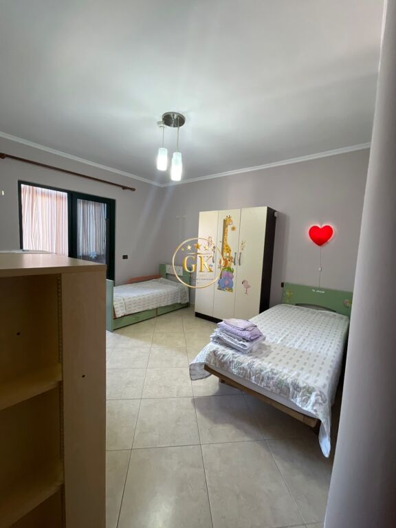 🏡 APARTAMENT ME QERA 2+1 – PRANE TREGUT TE FRUTA PERIMEVE 