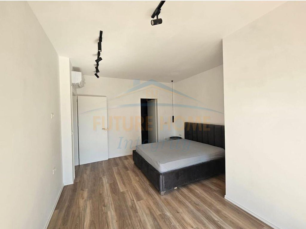 Qera 2+1+2+Post Parkimi, Ish Tregu Elektrik, Tiranë. AL71489
