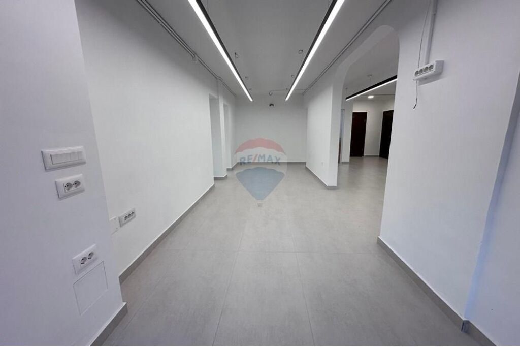 Commercial Space For Rent !