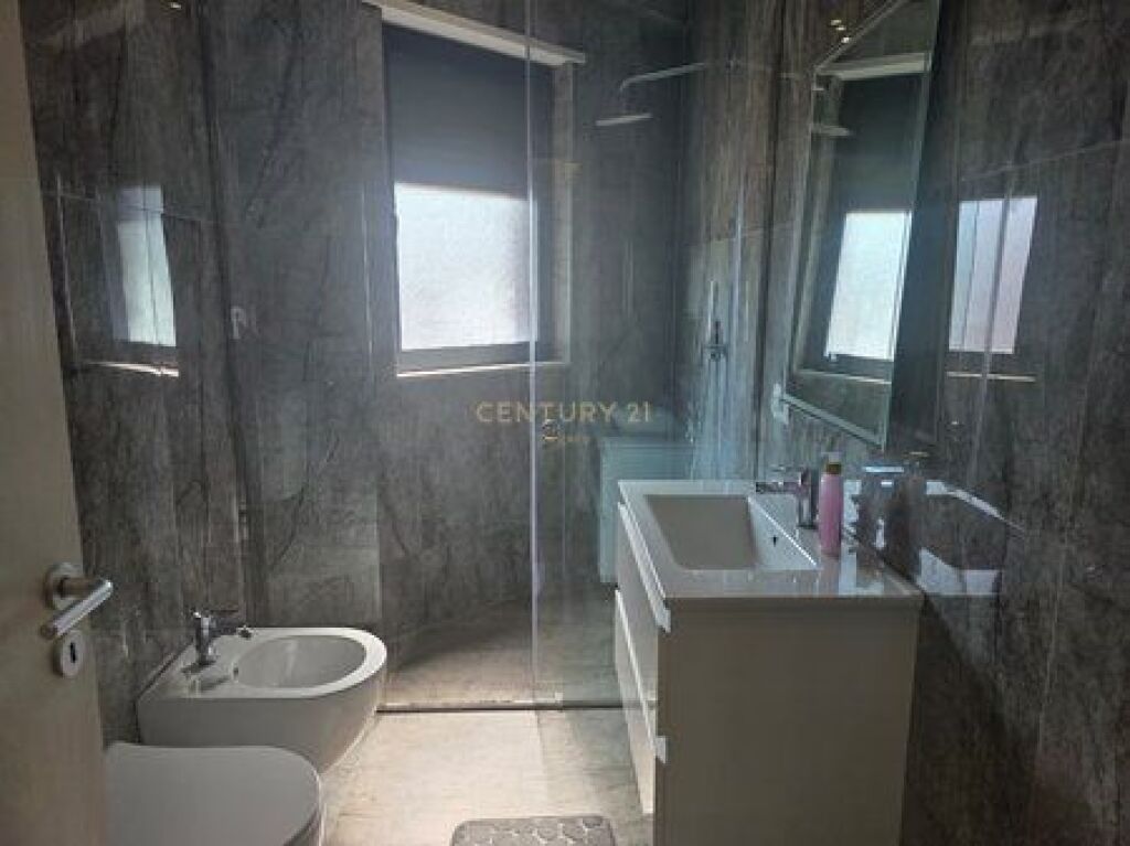 Jepet me qira apartament 2+1+2 + post parkimi në Rrugën e Durrësit – Lokacion strategjik pranë qendrës së Tiranës