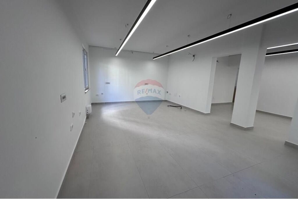 Commercial Space For Rent !