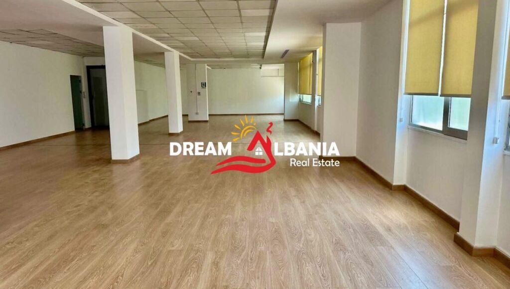 Jepet ambient biznesi me qera ne zonen e Bllokut prane Stadiumit Selman Stermasi (ID 42611545)