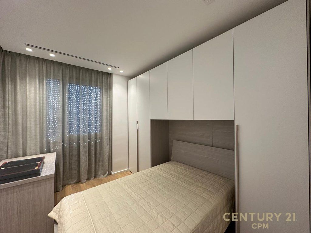 Apartment 2+1+2 with parking space for rent in the Rose Garden complex, near TEG.