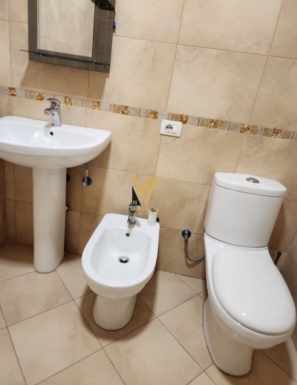 JEPET ZYRE 142 M2 ME QERA TE PAZARI I RI 120.000 LEKE
