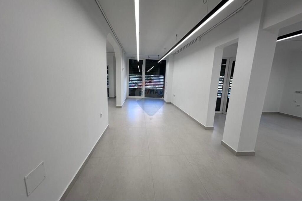 Commercial Space For Rent !