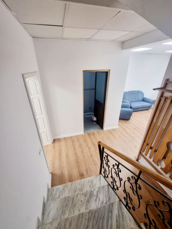 🏡 JEPET ME QIRA VILË 3-KATËSHE PRANË XHAMLLIKUT – Porcelan