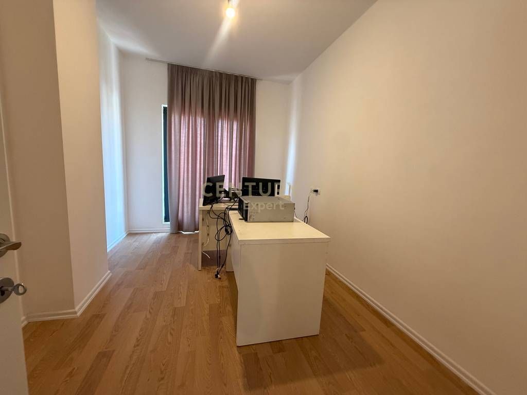 Appartamento adatto per uffici 📍 Via Barrikadave! 750 € /Mese 70.000 Lek /Mese