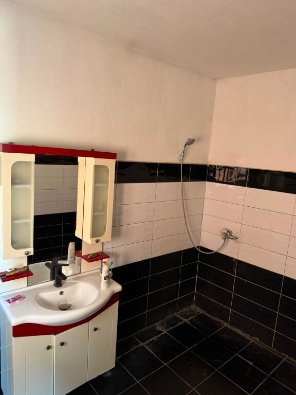 Rent | Shtëpi private 2 + 1 | 21 Dhjetori | 400 €/month