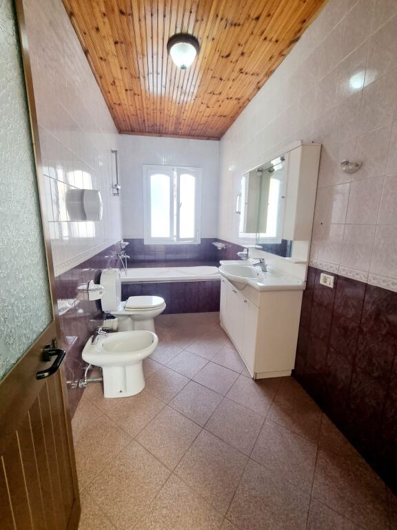 🏡 JEPET ME QIRA VILË 3-KATËSHE PRANË XHAMLLIKUT – Porcelan
