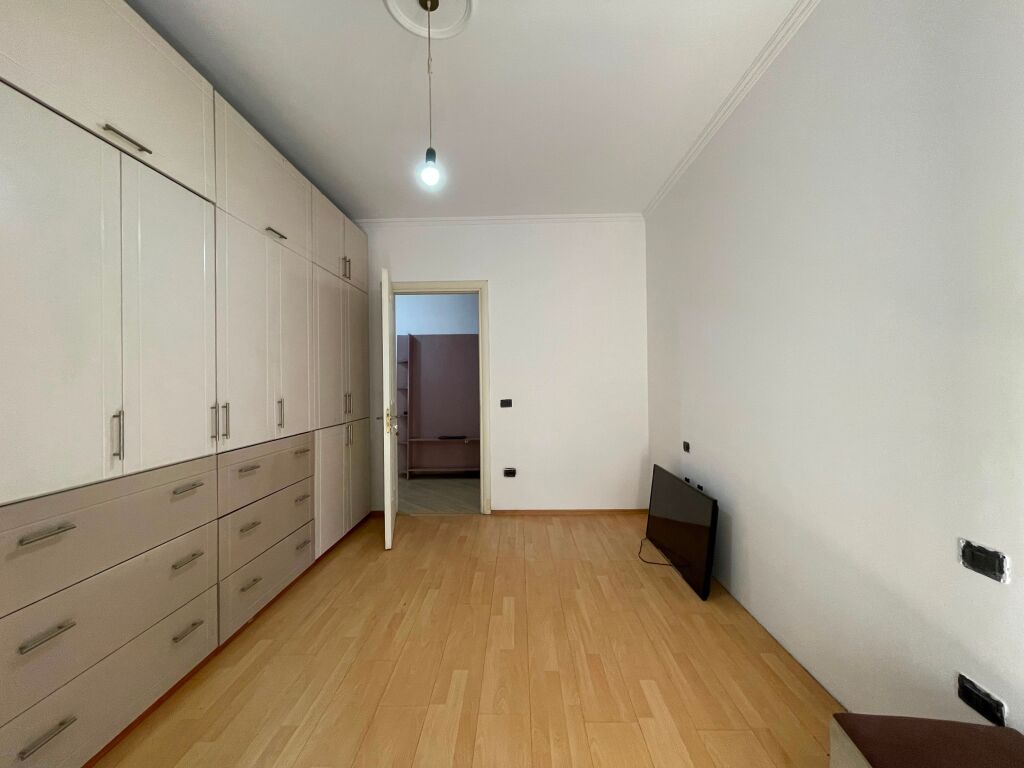 Apartament 2+1 per qira prane Gjimnazit Ismail Qemali tek Bulevardi Zhan Dark.