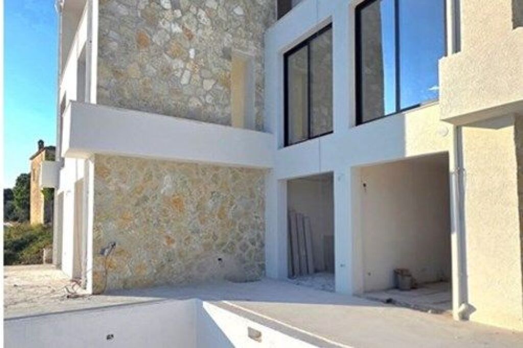 Apartament me pishine ne shitje  në Rradhimë