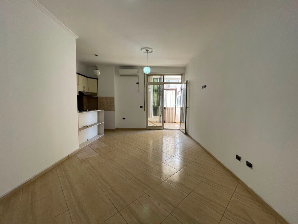 Apartament 2+1 per qira prane Gjimnazit Ismail Qemali tek Bulevardi Zhan Dark.
