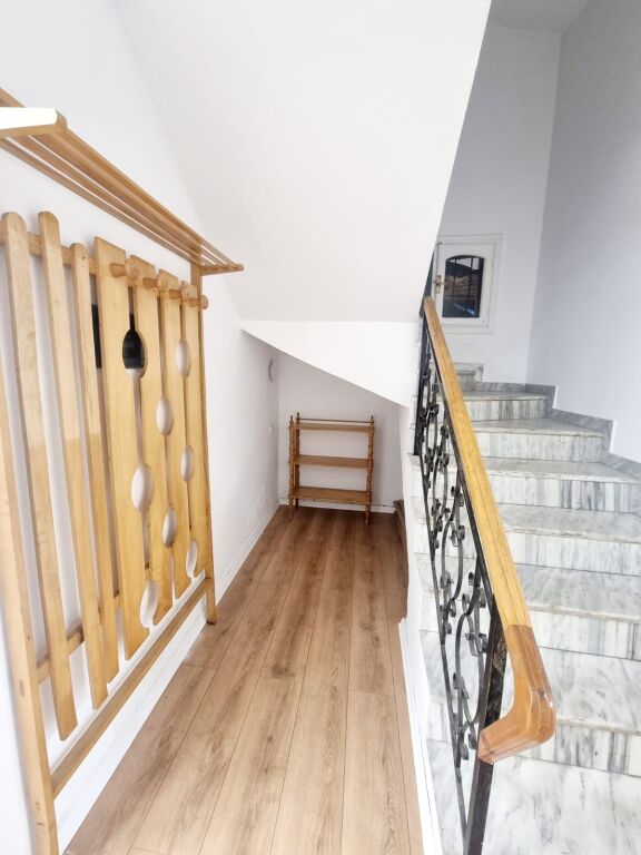 🏡 JEPET ME QIRA VILË 3-KATËSHE PRANË XHAMLLIKUT – Porcelan