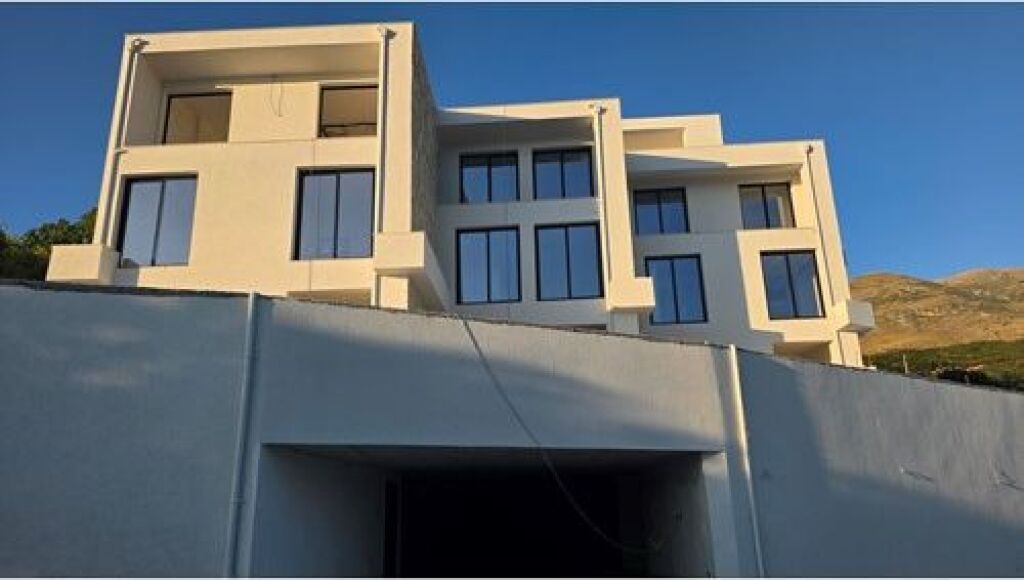 Apartament me pishine ne shitje  në Rradhimë