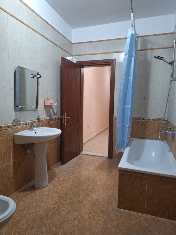 🏡 Apartament 1+1 me qera (jepet dhe per biznes)  📍Kodra e Diellit, Rruga Shkëlqim Fusha  🏢 Kati 2 (banim)  🛗 Me ashensor  📐 Siperfaqe neto: 110m2  ☀️ Me ballkon  💰 Çmimi: 43.000 Lekë/Muaj