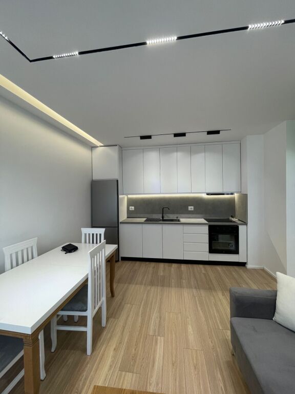 🏡 Jepet me qira 2+1 + Garazh  📍 Golden Park 3, përballë Spitalit Amerikan 3, Rruga e Kavajës  🏢 Kati 8 🛋️ Totalisht i mobiluar 🚗 Garazh në katin -2  💰 700 €/muaj