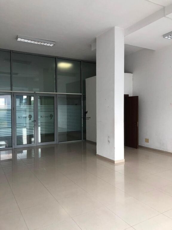 BUSINESS PREMISES FOR RENT 52M2 JEANNE D’ARC BOULEVARD 50,000 LEKE FH-85758