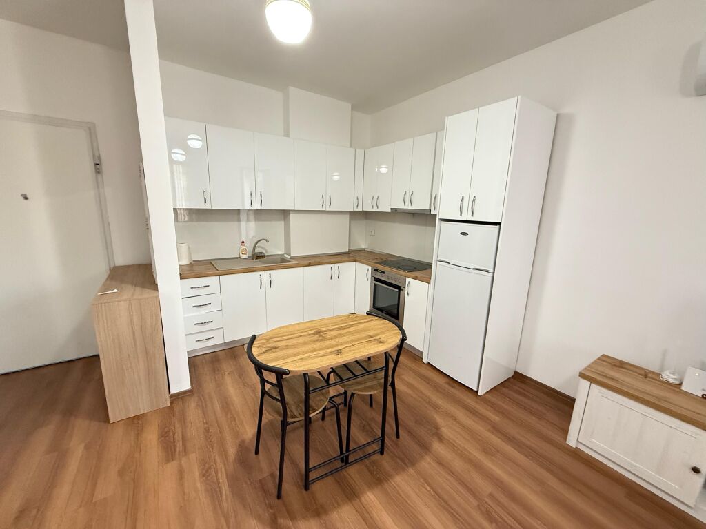 🏡 Appartamento 1+1 in affitto  📍 Ex Stazione Ferroviaria, di fronte a Quatrum Residence   💰 Prezzo: 55.000 lek/mese