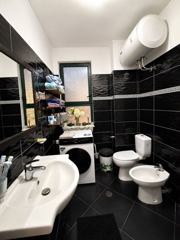 Shitet Apartament 2+1
