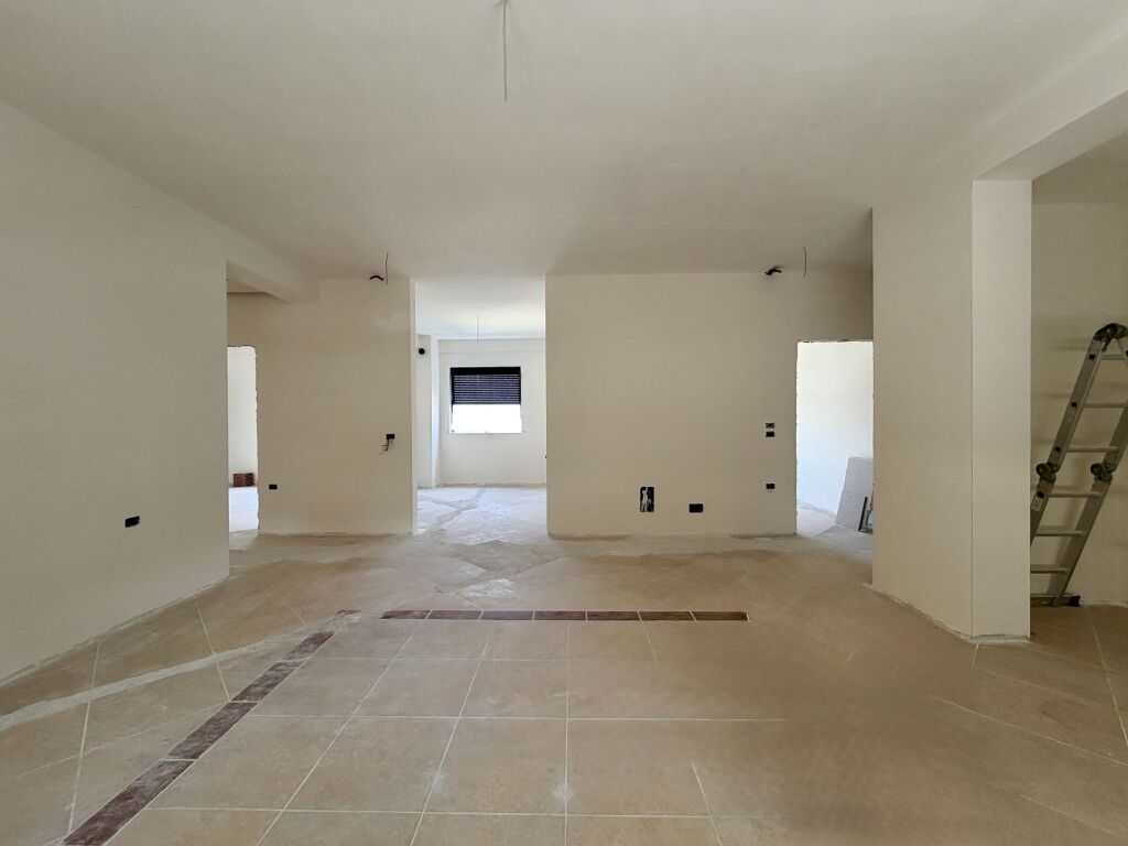 SHITET apartament 3+1 tek Universiteti "Marin Barleti", Selitë