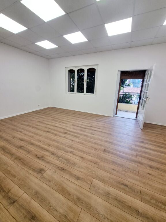 🏡 JEPET ME QIRA VILË 3-KATËSHE PRANË XHAMLLIKUT – Porcelan