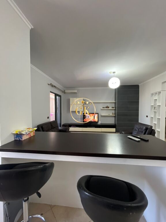 🏡 APARTAMENT ME QERA 2+1 – PRANE TREGUT TE FRUTA PERIMEVE 