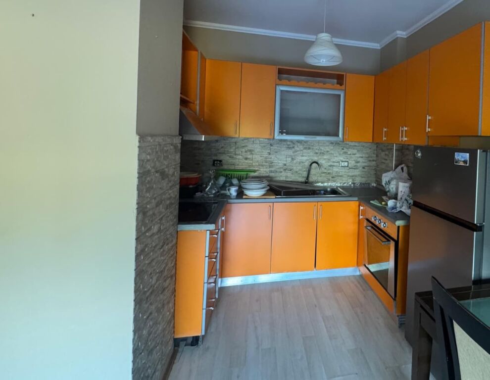 Jepet apartament 1+1+Depo me qira tek Rruga Ali Demi , prane Globe , Brryli .