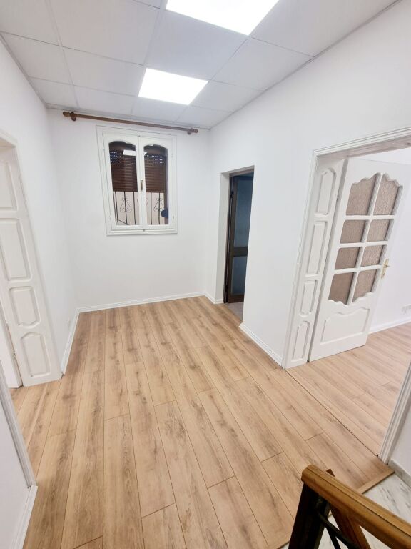 🏡 JEPET ME QIRA VILË 3-KATËSHE PRANË XHAMLLIKUT – Porcelan