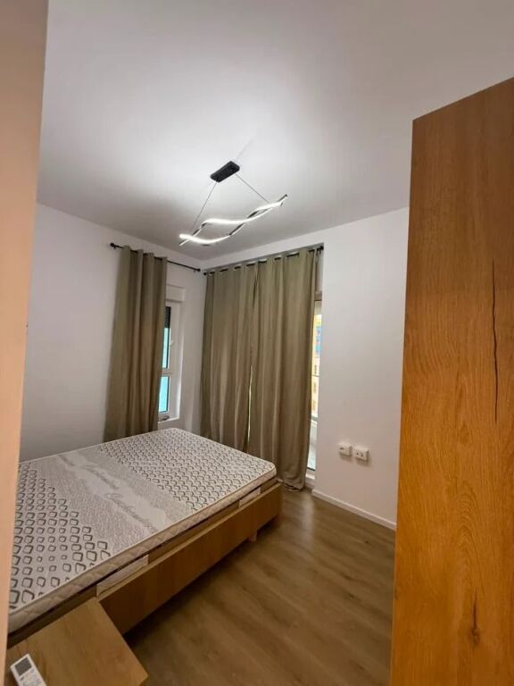 Ne zonen e Ali Demit,Rezidenca Kadiu jepet me qera apartament 2+1,i mobiluar.55,000Leke
