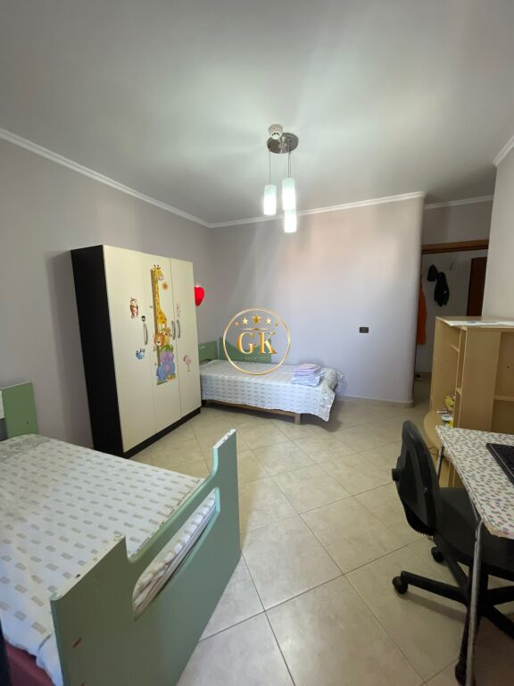 🏡 APARTAMENT ME QERA 2+1 – PRANE TREGUT TE FRUTA PERIMEVE 