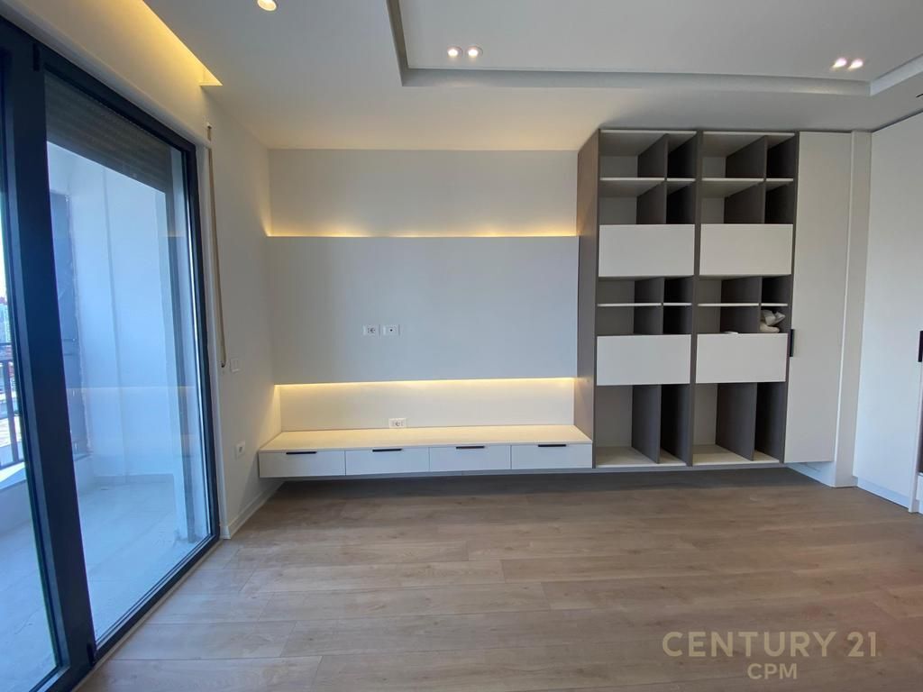 Jepet me qira apartament modern 1+1 me post parkimi në Kompleksin Ndregjoni, Bulevardi i Ri.