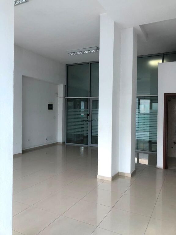 BUSINESS PREMISES FOR RENT 52M2 JEANNE D’ARC BOULEVARD 50,000 LEKE FH-85758
