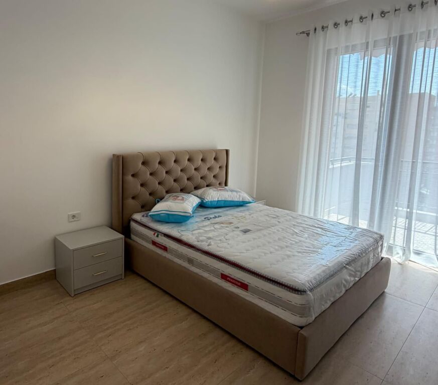 Jepet apartament 2+1+2+Post Parkimi me qira tek Kompleksi Delijorgji , Rruga e Kavajes .
