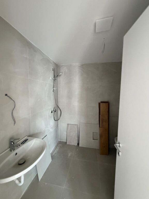 Jepet me qira apartament 3+1+2Poste Parkimi tek Kompleksi Akses