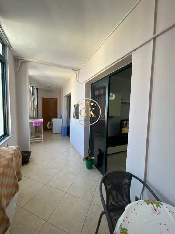 🏡 APARTAMENT ME QERA 2+1 – PRANE TREGUT TE FRUTA PERIMEVE 