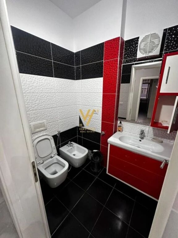 JEPET APARTAMENT 3+1+2+BLK ME QERA TE BLLOKU I VILAVE SELITE 900 EURO