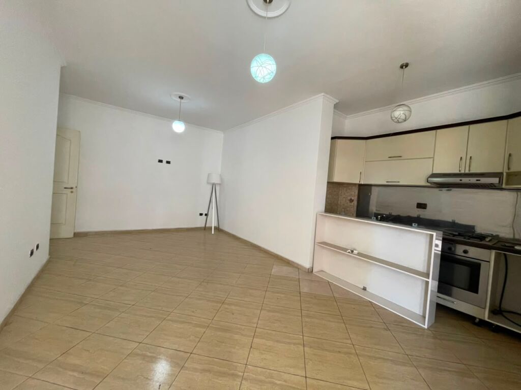 Apartament 2+1 per qira prane Gjimnazit Ismail Qemali tek Bulevardi Zhan Dark.