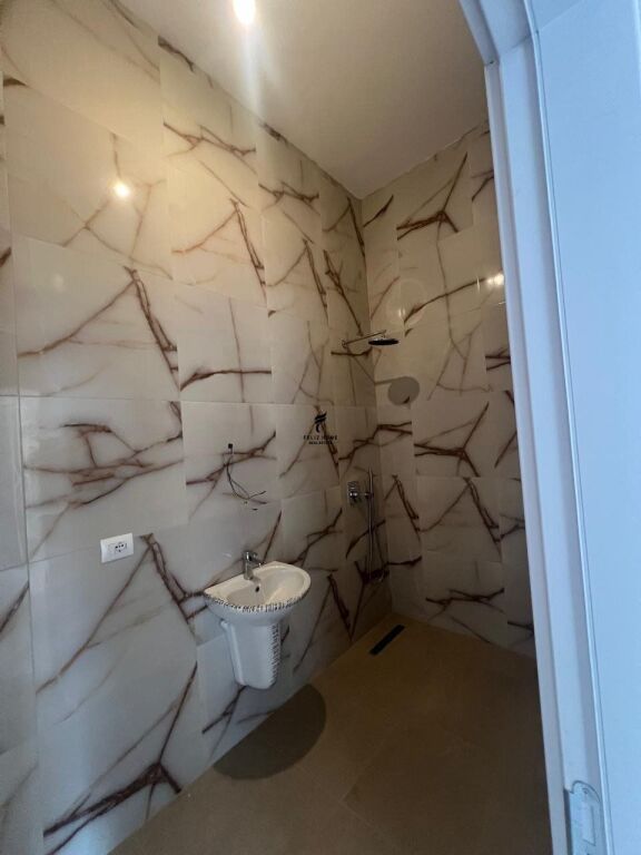 UFFICIO IN AFFITTO 106M2 VIA DELLE BARRICATE 120.000 LEKE FH-85730